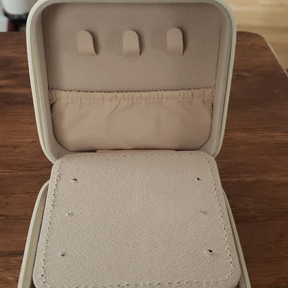 Small Travel Jewelry Case l A - Picture 6 of 8